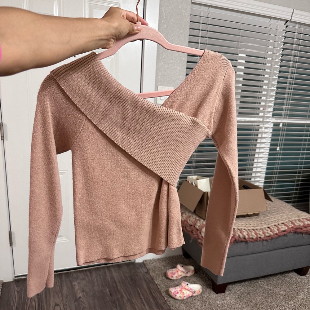 Super flattering off the shoulder top. Elastic band to keep in place.Holiday top